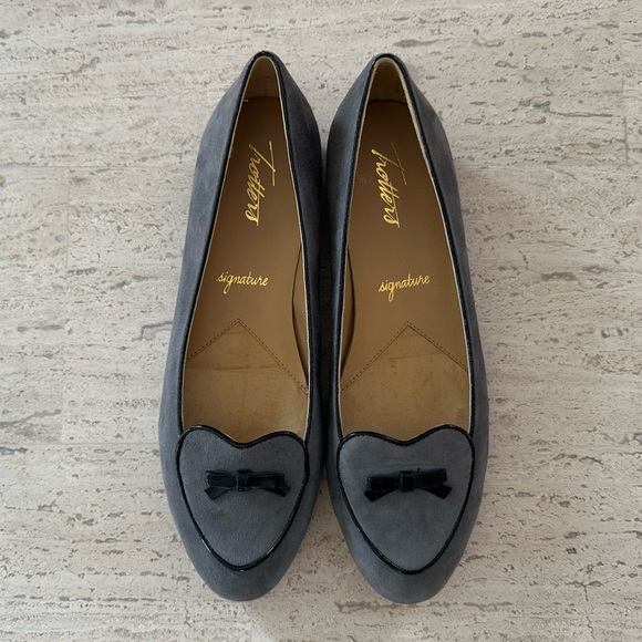 NEW Trotters “Cheyenne” Gray Suede Heart-Shaped Loafers With Patent Leather Bow - Picture 2 of 14